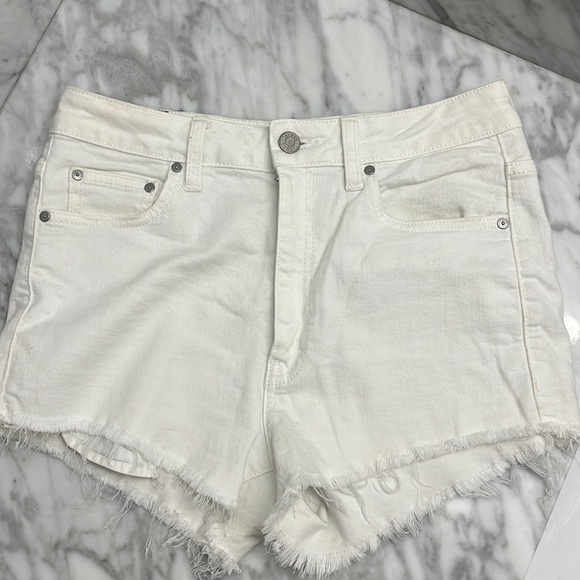 White Talula aritzia shorts size 28 - Picture 3 of 12